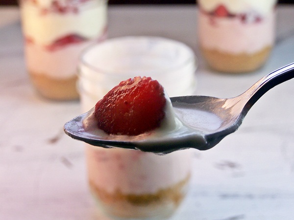 no-bake-strawberry-cheesecake-in-a-jar-11-cravingsofalunatic