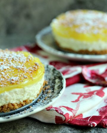 No Bake Lemon Cheesecake with Cannoli Crust | This easy no bake lemon cheesecake is perfect for those hot summer days where you want a fabulous dessert without having to turn on your oven.